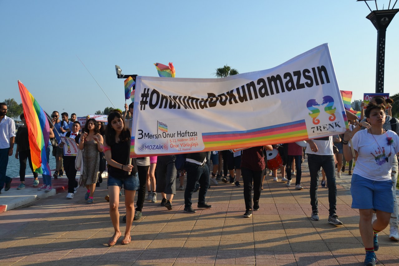 Mersin Onur Yürüyüşü: Hem karada hem denizdeyiz ayol! | Kaos GL - LGBTİ+ Haber Portalı Haber